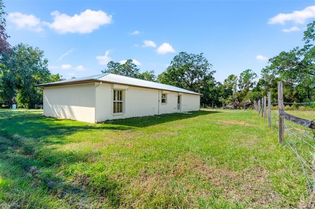 For Sale: $289,500 (2 beds, 1 baths, 912 Square Feet)