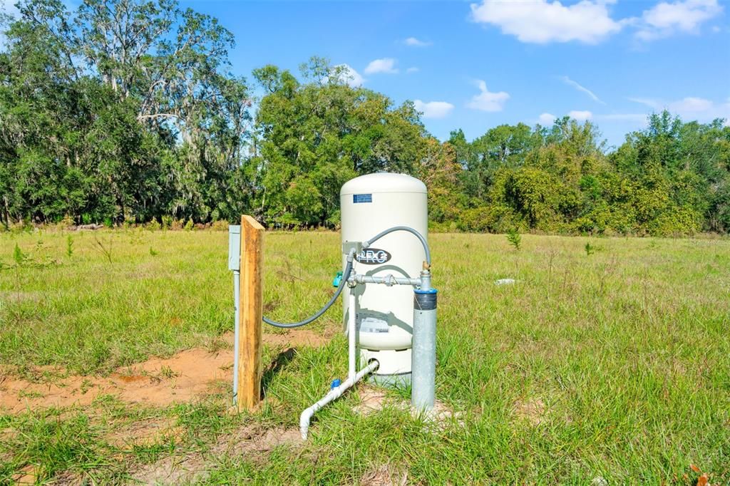 For Sale: $289,500 (2 beds, 1 baths, 912 Square Feet)