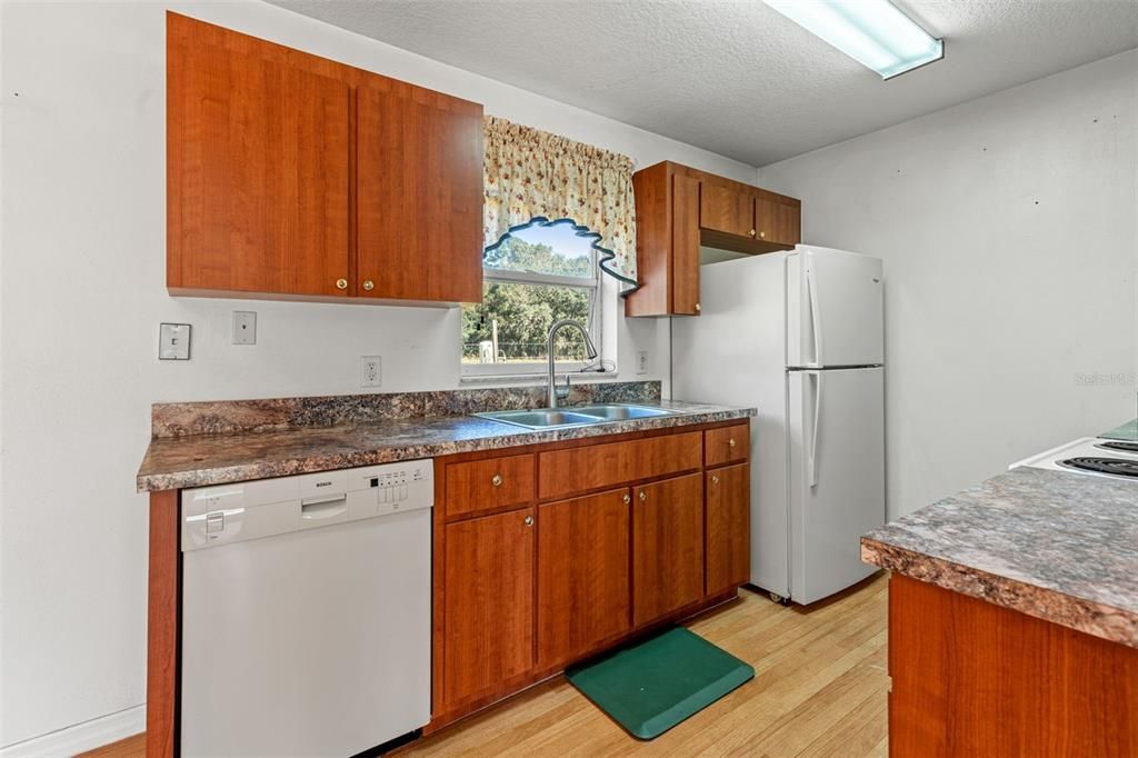 For Sale: $289,500 (2 beds, 1 baths, 912 Square Feet)