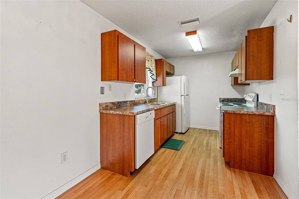 For Sale: $289,500 (2 beds, 1 baths, 912 Square Feet)