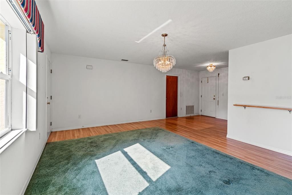 For Sale: $289,500 (2 beds, 1 baths, 912 Square Feet)
