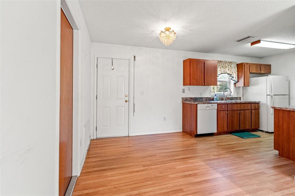 For Sale: $289,500 (2 beds, 1 baths, 912 Square Feet)