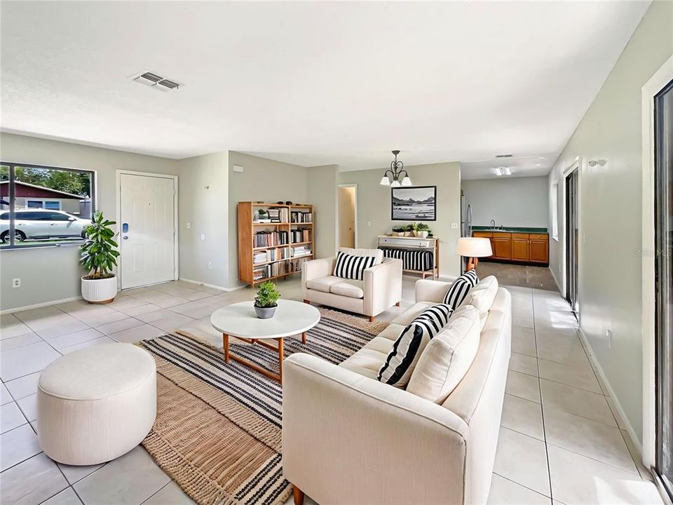 合同活跃: $165,000 (2 贝兹, 1 浴室, 902 平方英尺)