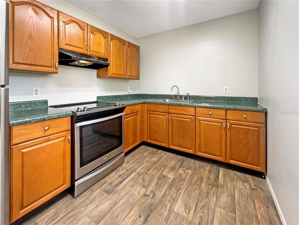 合同活跃: $165,000 (2 贝兹, 1 浴室, 902 平方英尺)