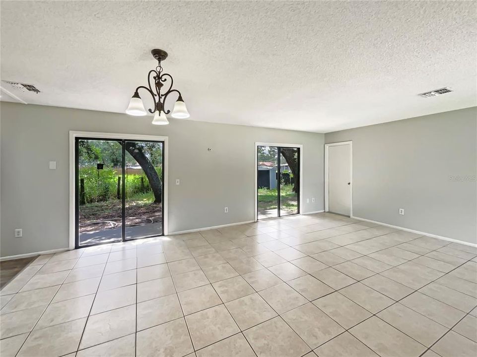 合同活跃: $165,000 (2 贝兹, 1 浴室, 902 平方英尺)