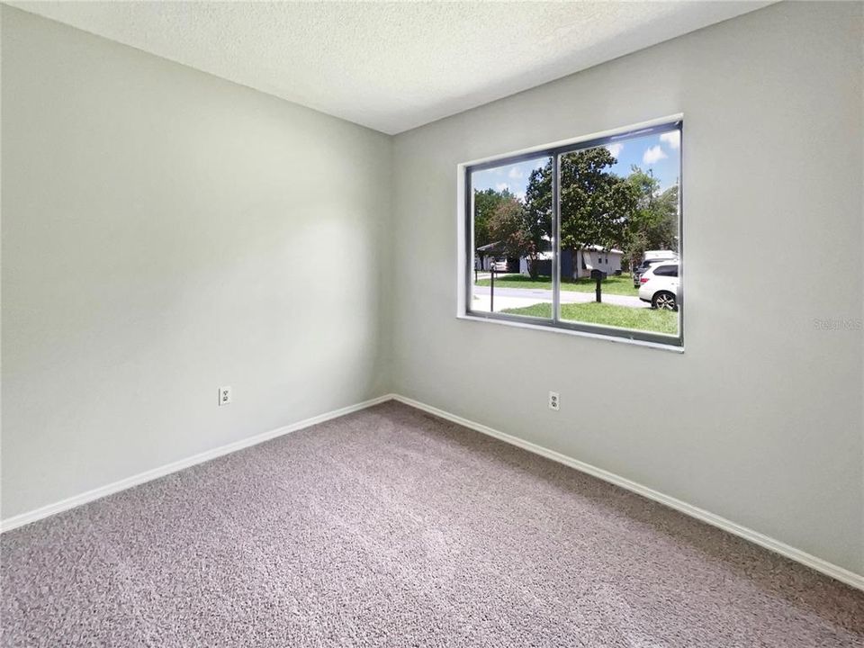 合同活跃: $165,000 (2 贝兹, 1 浴室, 902 平方英尺)