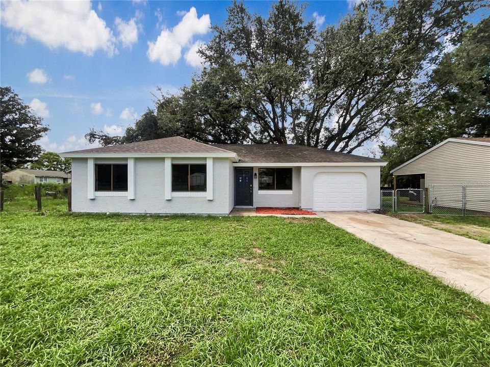 合同活跃: $165,000 (2 贝兹, 1 浴室, 902 平方英尺)