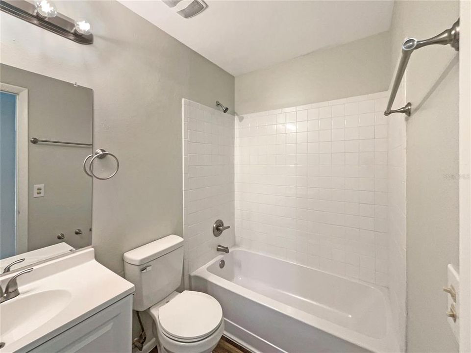 合同活跃: $165,000 (2 贝兹, 1 浴室, 902 平方英尺)