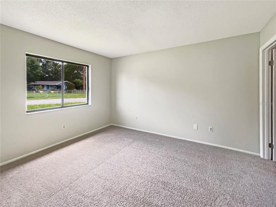 合同活跃: $165,000 (2 贝兹, 1 浴室, 902 平方英尺)