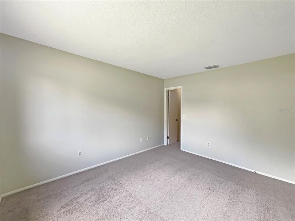 合同活跃: $165,000 (2 贝兹, 1 浴室, 902 平方英尺)