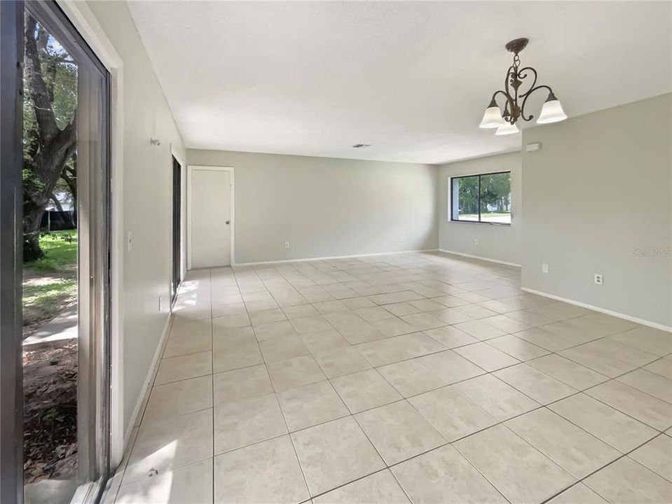 合同活跃: $165,000 (2 贝兹, 1 浴室, 902 平方英尺)