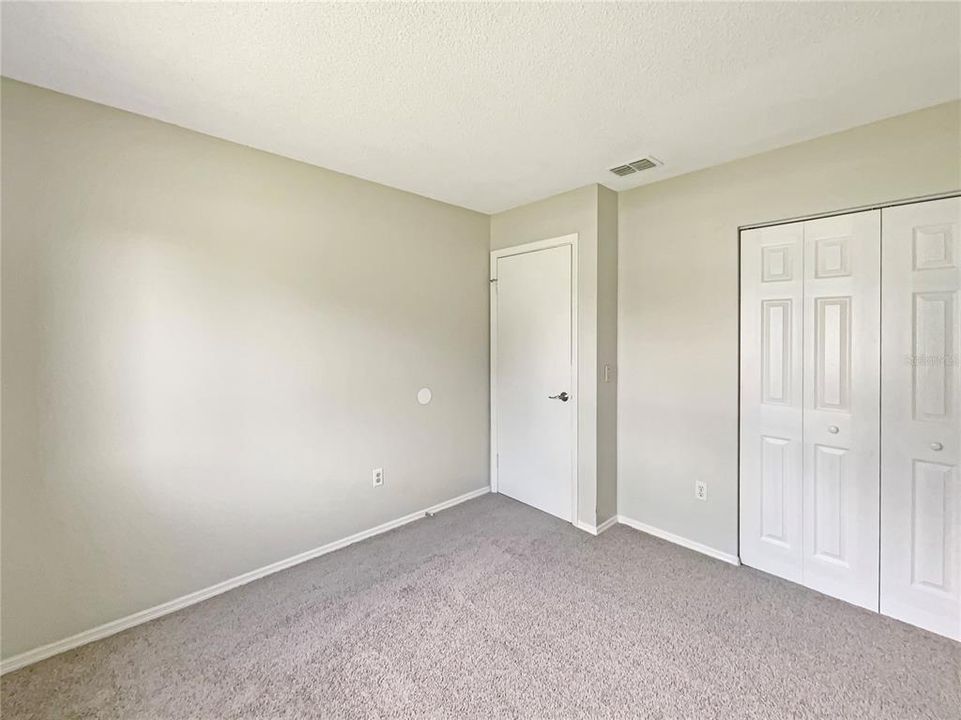 合同活跃: $165,000 (2 贝兹, 1 浴室, 902 平方英尺)