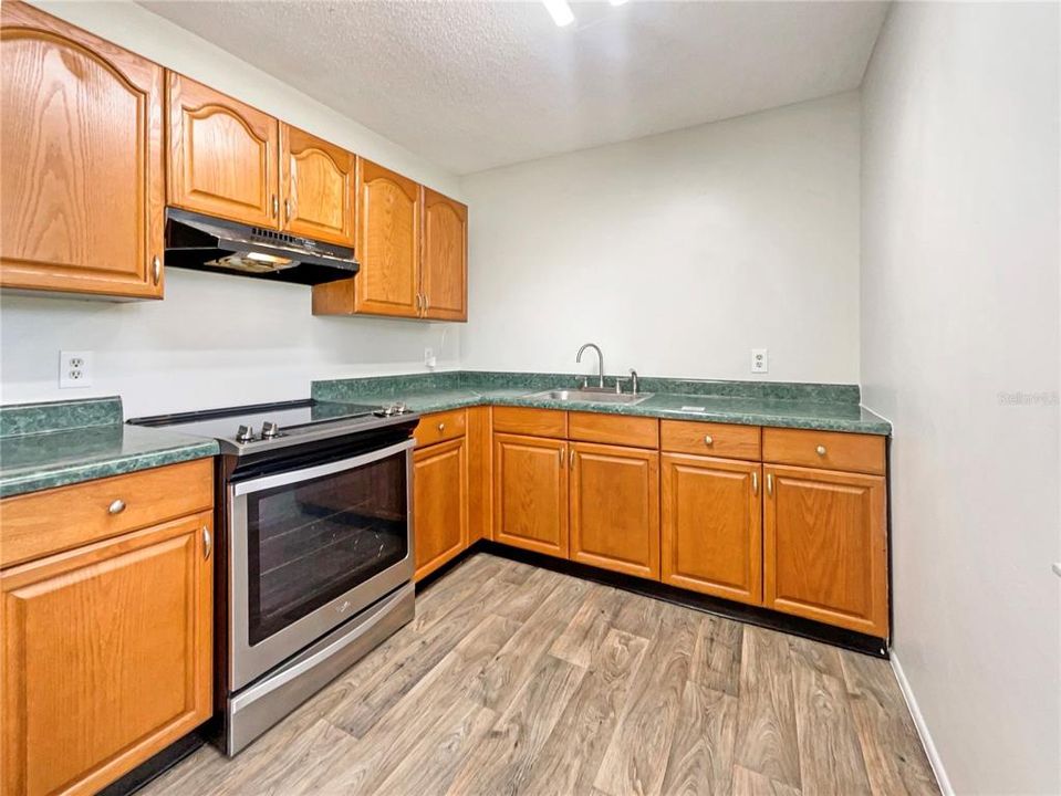 合同活跃: $165,000 (2 贝兹, 1 浴室, 902 平方英尺)