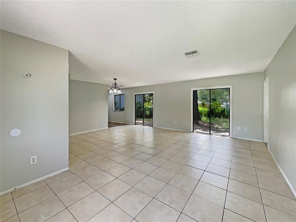 合同活跃: $165,000 (2 贝兹, 1 浴室, 902 平方英尺)