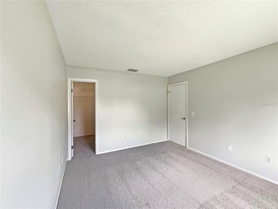 合同活跃: $165,000 (2 贝兹, 1 浴室, 902 平方英尺)