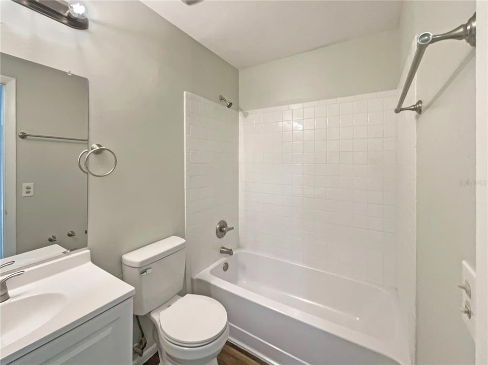 合同活跃: $165,000 (2 贝兹, 1 浴室, 902 平方英尺)