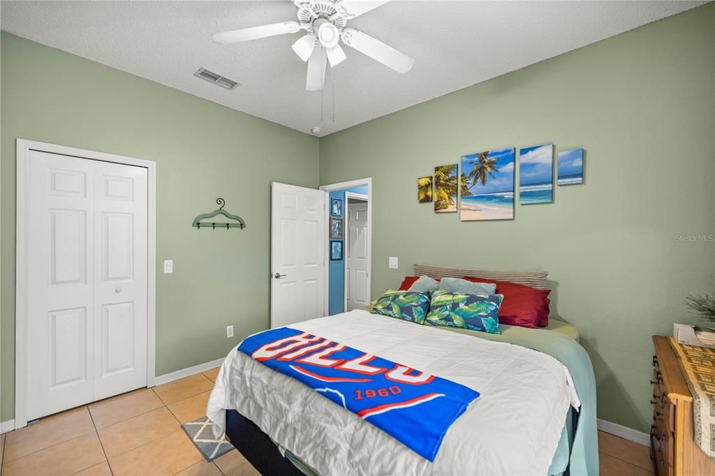 En Venta: $390,000 (4 camas, 2 baños, 2555 Pies cuadrados)