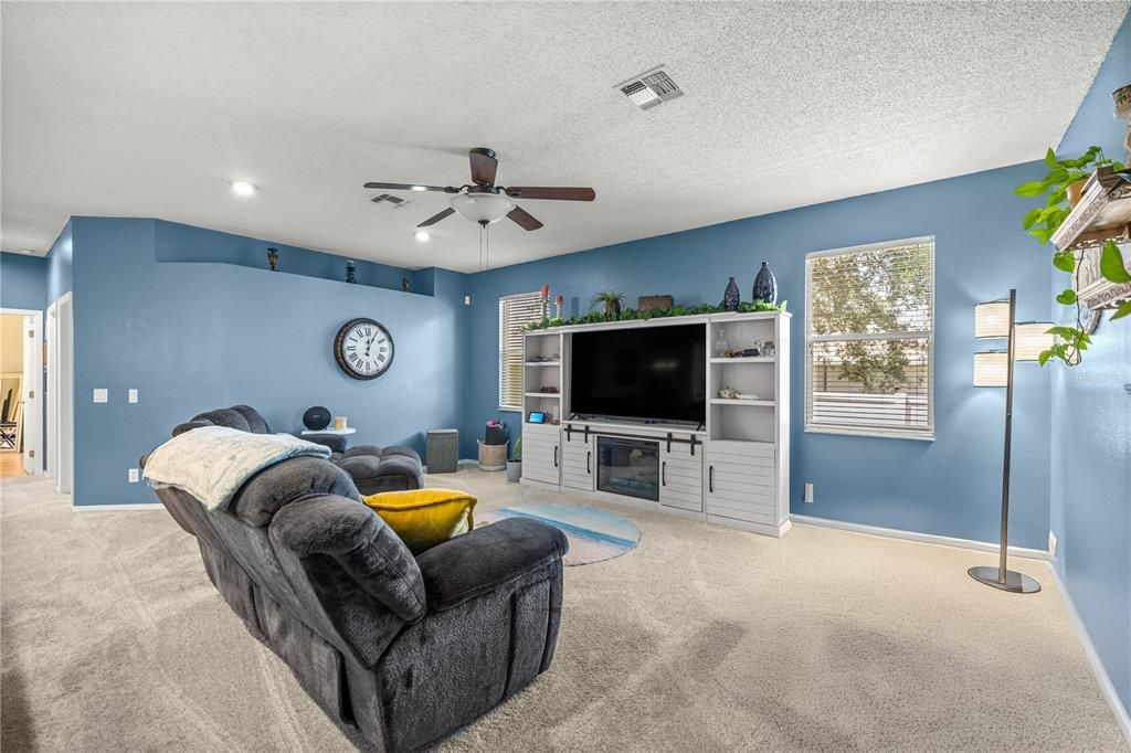 En Venta: $390,000 (4 camas, 2 baños, 2555 Pies cuadrados)