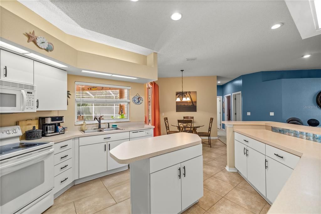 En Venta: $390,000 (4 camas, 2 baños, 2555 Pies cuadrados)