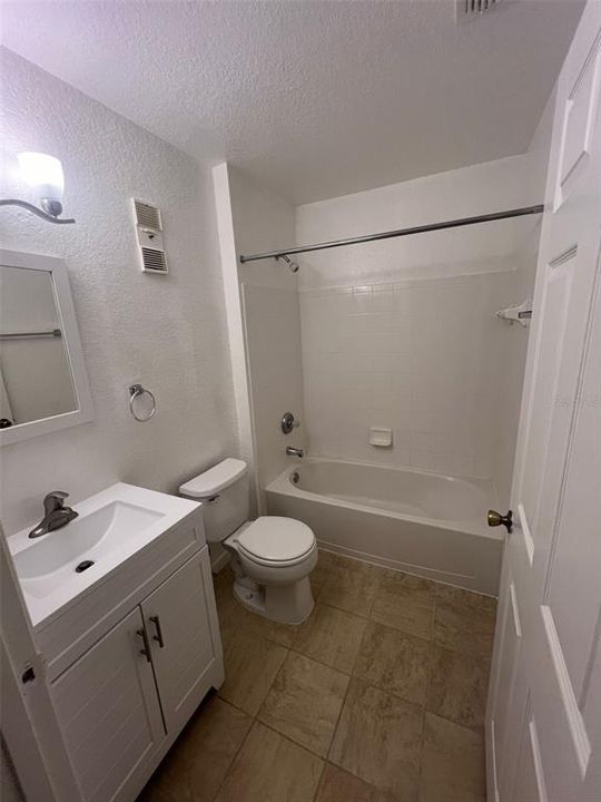 合同活跃: $1,790 (2 贝兹, 2 浴室, 886 平方英尺)