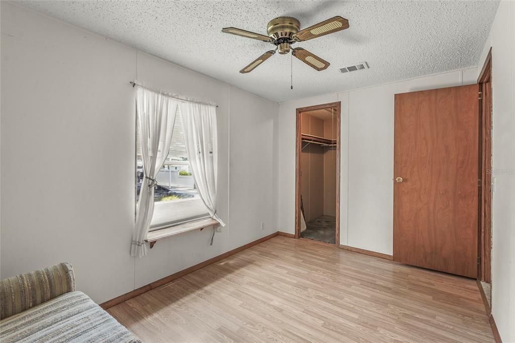 待售: $129,900 (3 贝兹, 2 浴室, 1296 平方英尺)