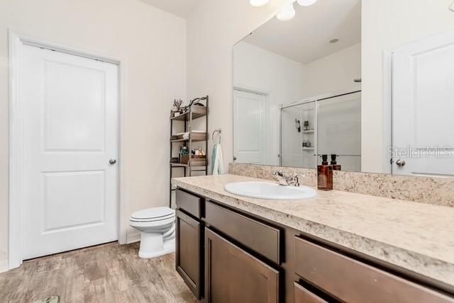 Activo con contrato: $365,000 (4 camas, 3 baños, 1902 Pies cuadrados)