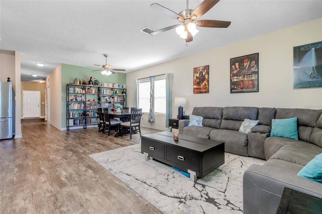 Activo con contrato: $365,000 (4 camas, 3 baños, 1902 Pies cuadrados)