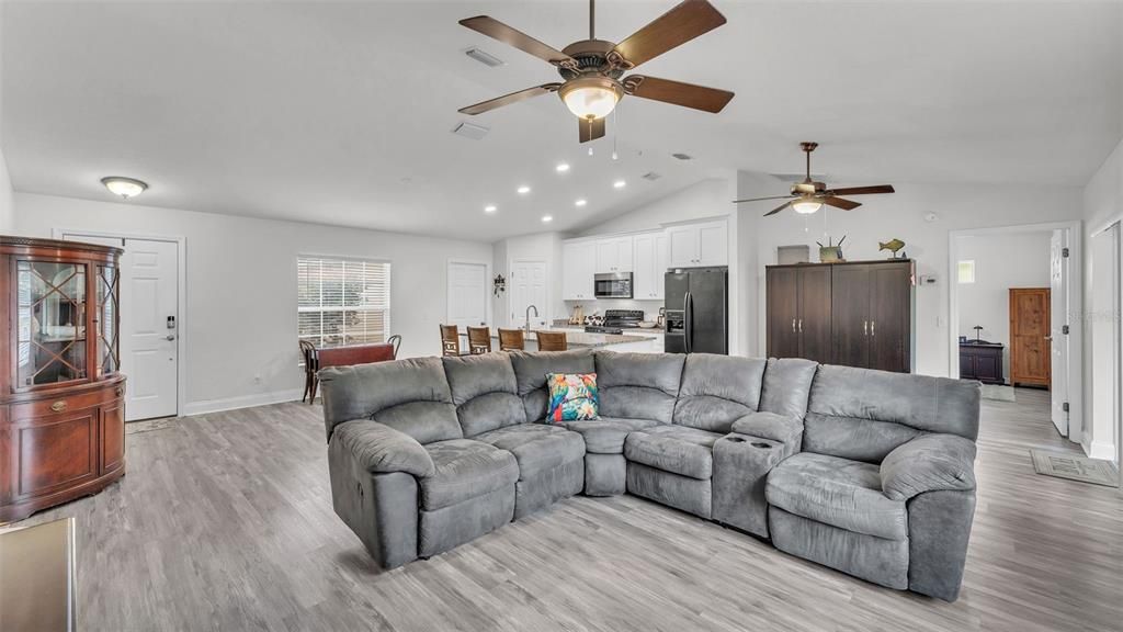 For Sale: $341,500 (3 beds, 2 baths, 1320 Square Feet)