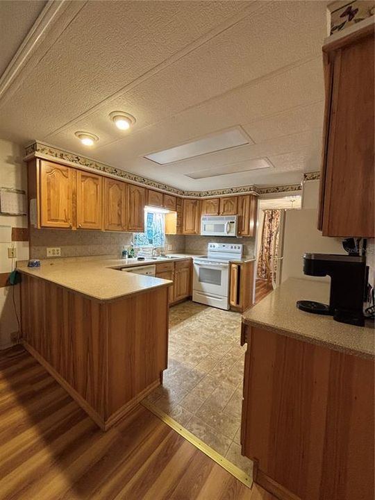 На продажу: $149,000 (2 спален, 2 ванн, 1288 Квадратных фут)