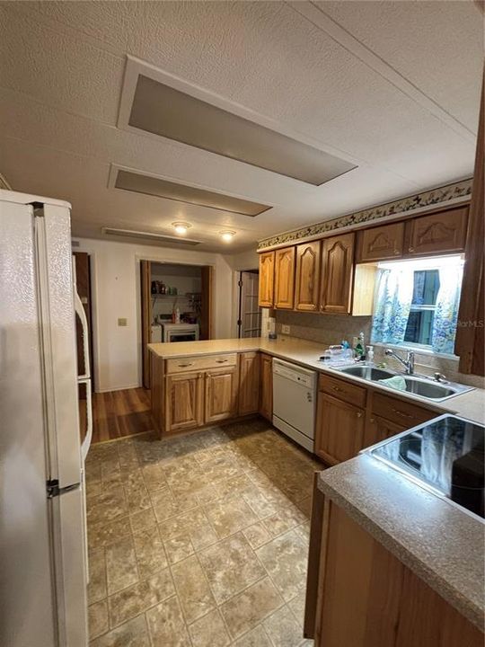 На продажу: $149,000 (2 спален, 2 ванн, 1288 Квадратных фут)