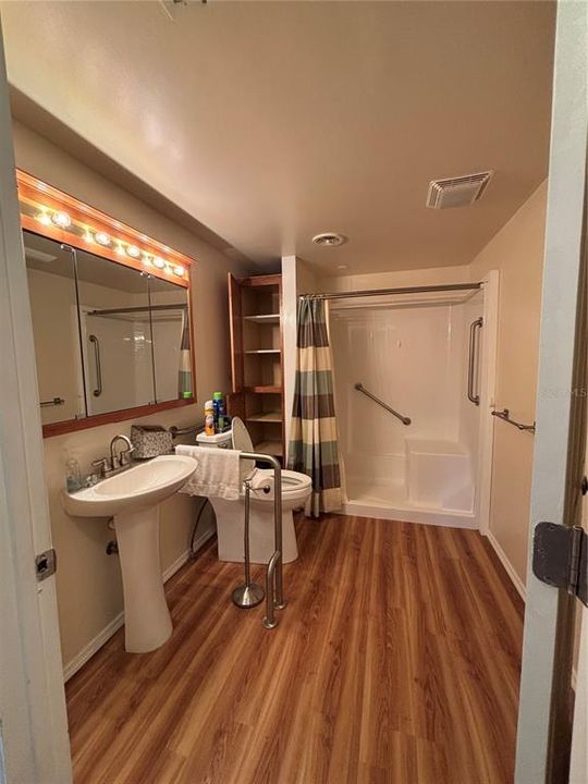 На продажу: $149,000 (2 спален, 2 ванн, 1288 Квадратных фут)