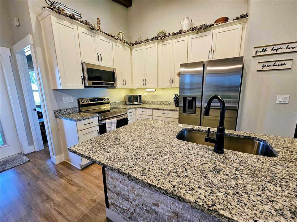 На продажу: $369,000 (3 спален, 2 ванн, 1402 Квадратных фут)