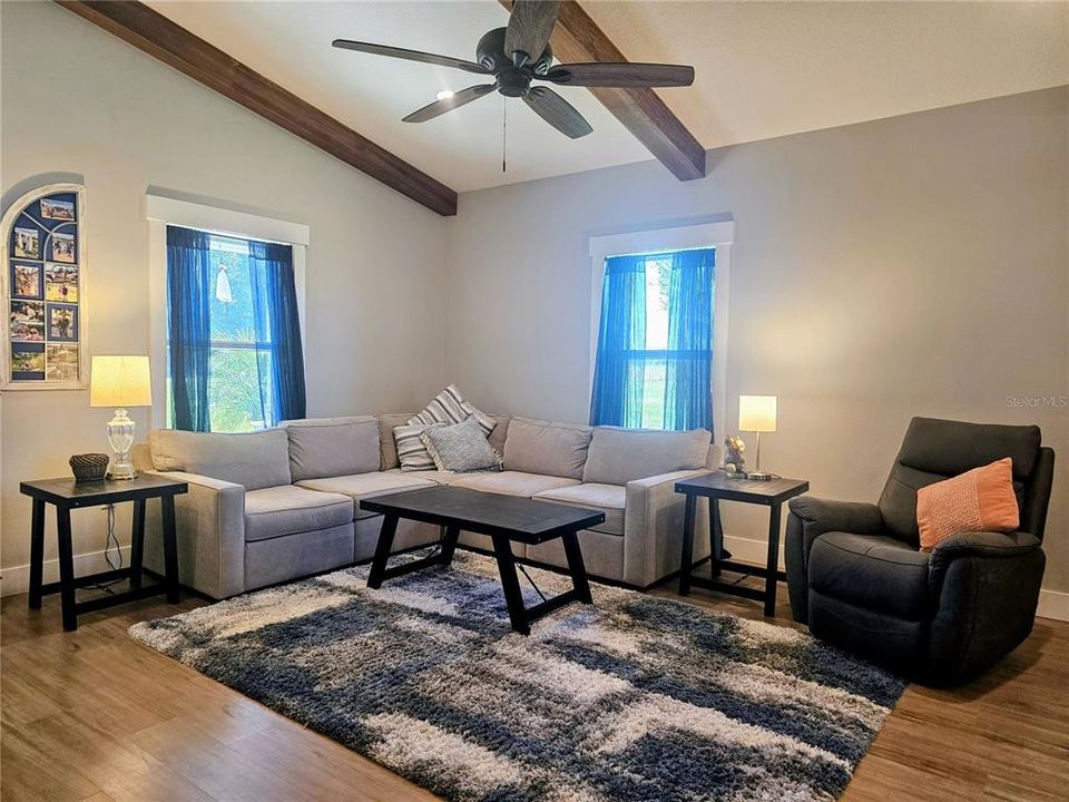 На продажу: $369,000 (3 спален, 2 ванн, 1402 Квадратных фут)