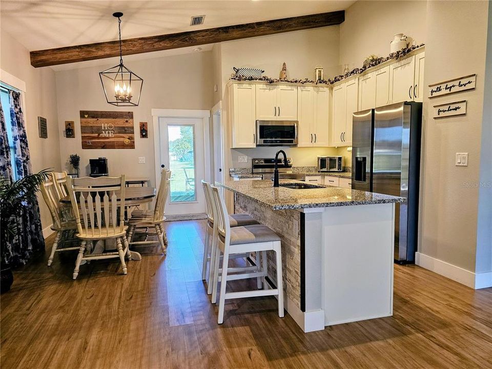 На продажу: $369,000 (3 спален, 2 ванн, 1402 Квадратных фут)