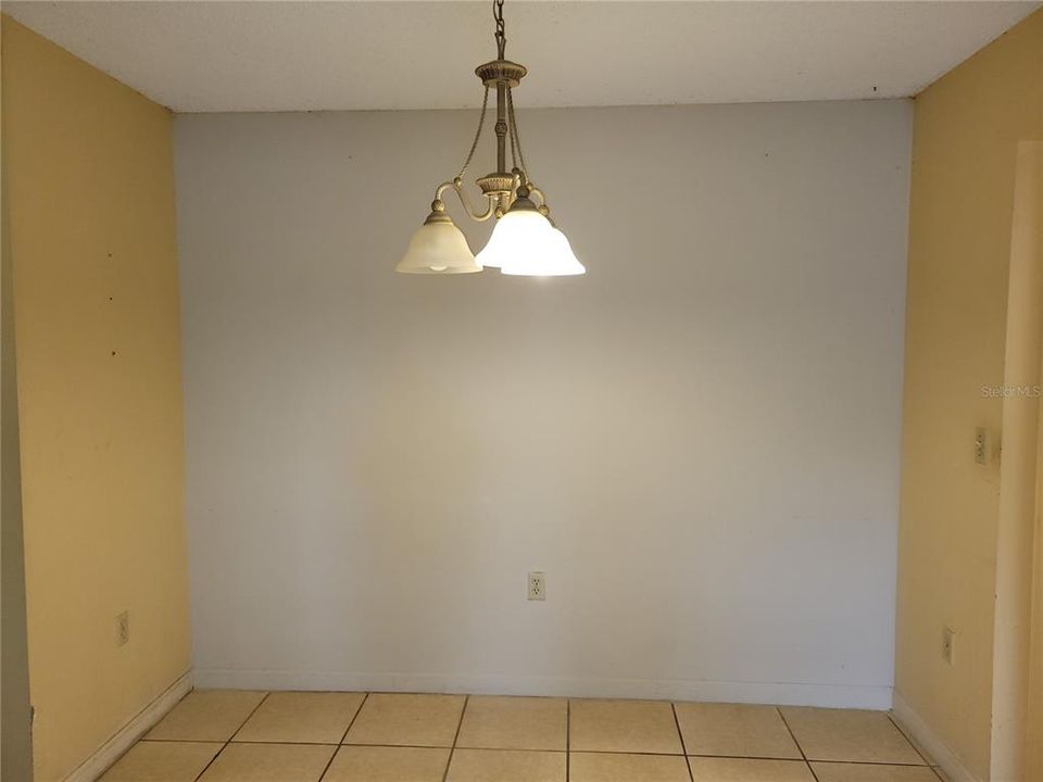 合同活跃: $120,000 (2 贝兹, 2 浴室, 1051 平方英尺)