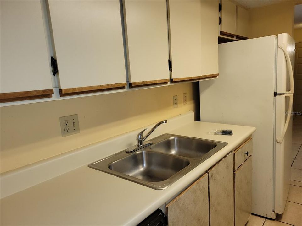 合同活跃: $120,000 (2 贝兹, 2 浴室, 1051 平方英尺)