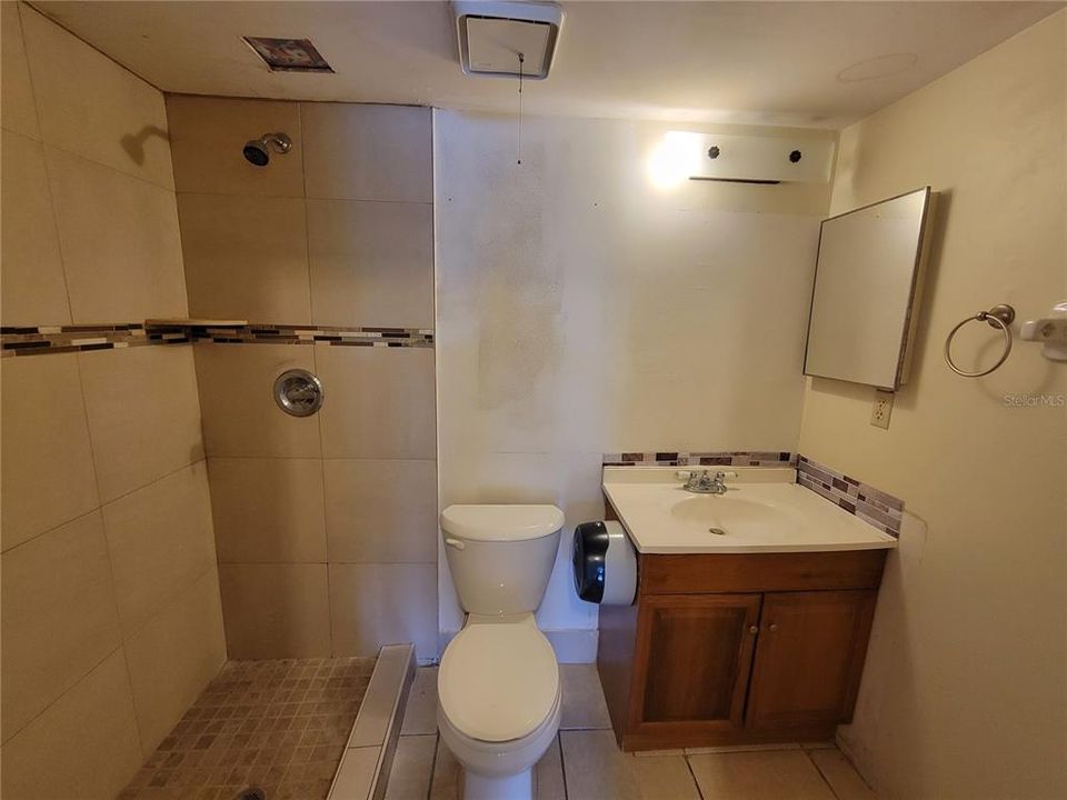 合同活跃: $120,000 (2 贝兹, 2 浴室, 1051 平方英尺)