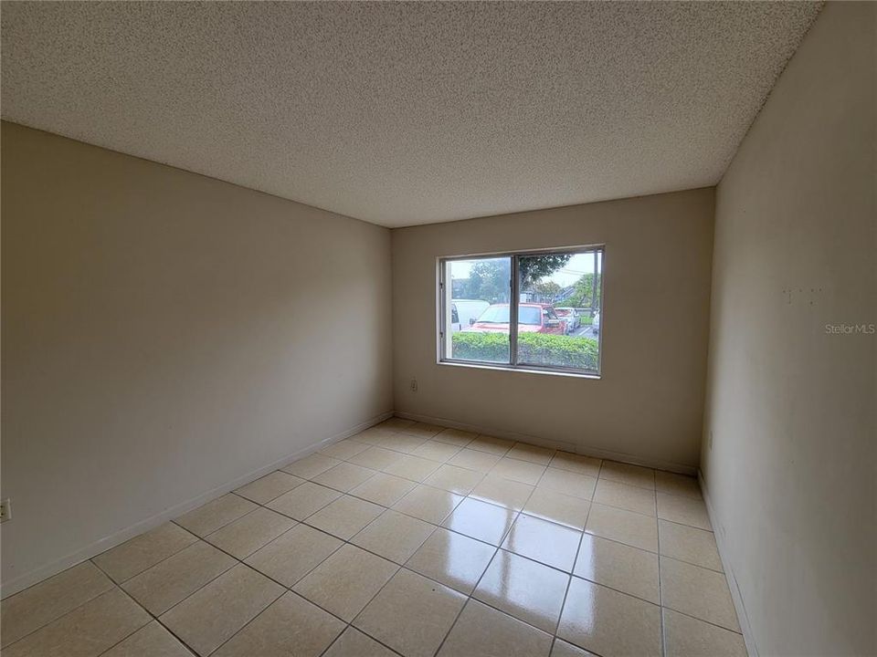 合同活跃: $120,000 (2 贝兹, 2 浴室, 1051 平方英尺)