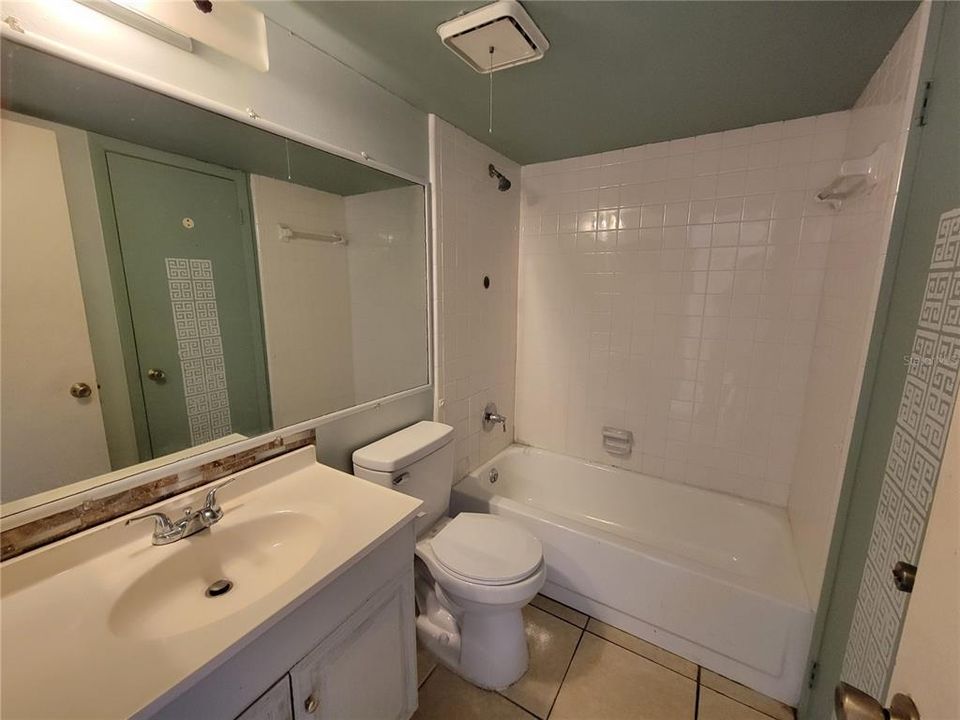 合同活跃: $120,000 (2 贝兹, 2 浴室, 1051 平方英尺)