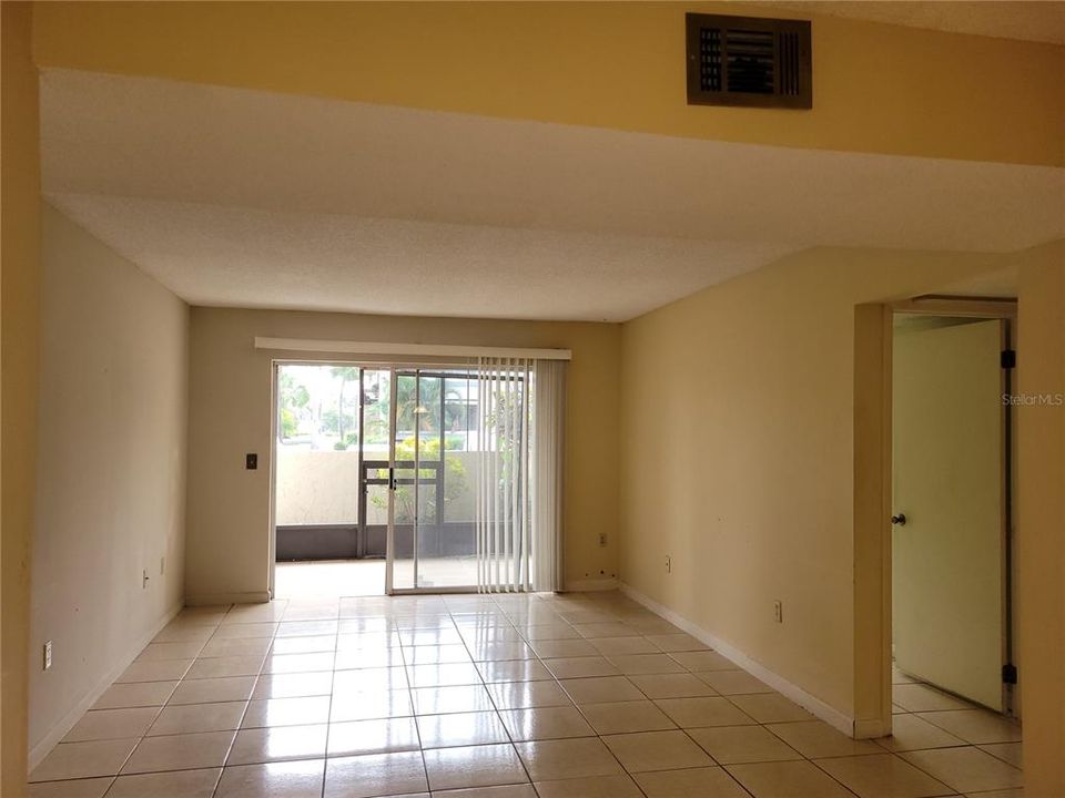 合同活跃: $120,000 (2 贝兹, 2 浴室, 1051 平方英尺)