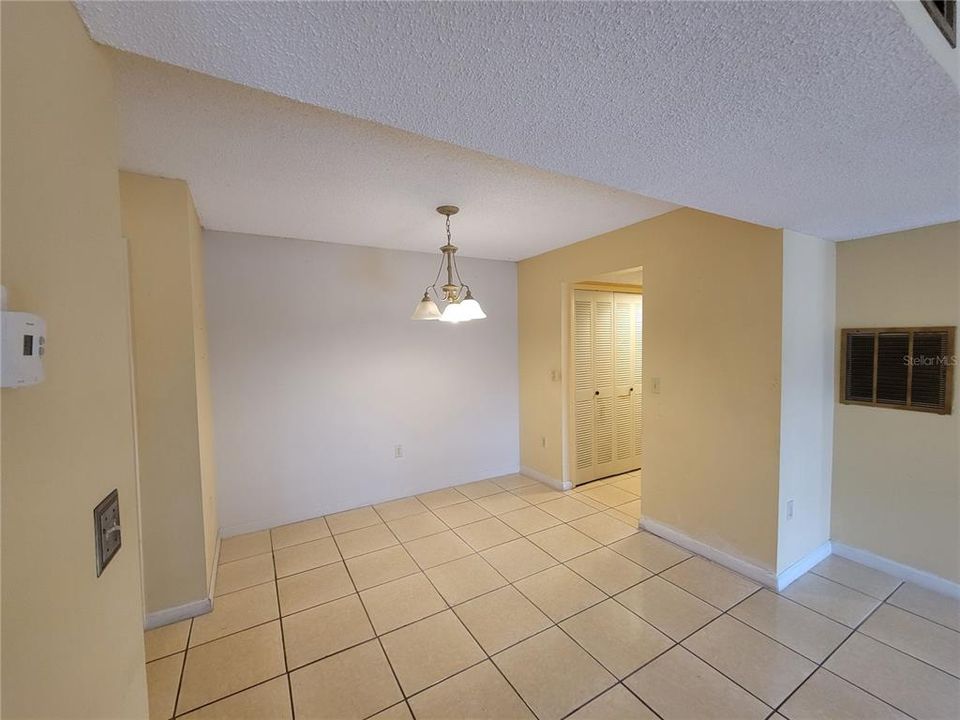 合同活跃: $120,000 (2 贝兹, 2 浴室, 1051 平方英尺)