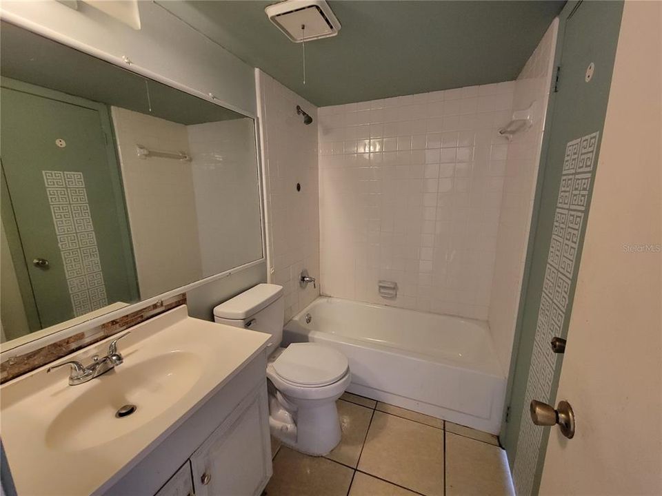 合同活跃: $120,000 (2 贝兹, 2 浴室, 1051 平方英尺)