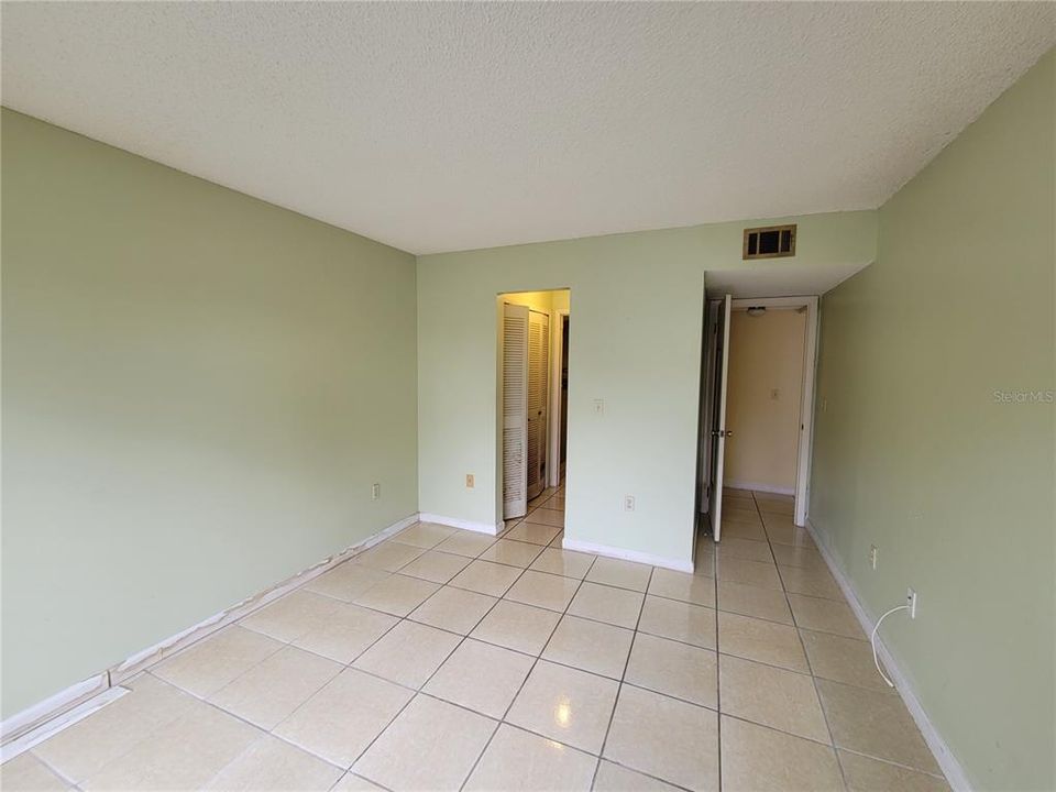 合同活跃: $120,000 (2 贝兹, 2 浴室, 1051 平方英尺)