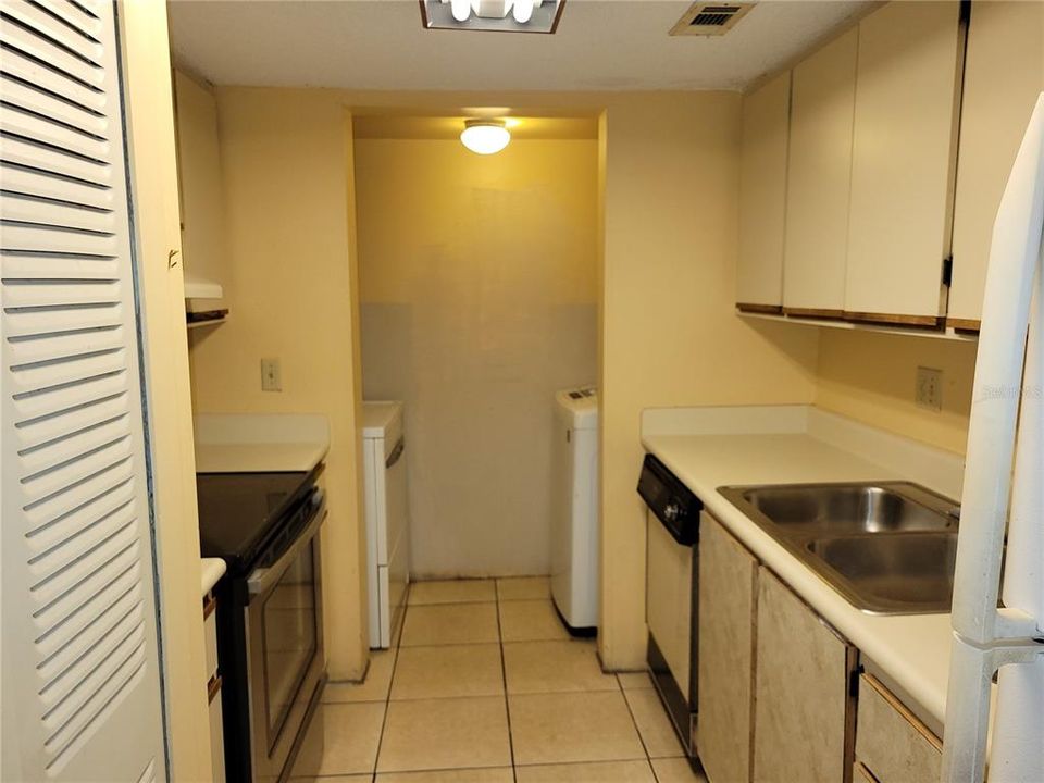 合同活跃: $120,000 (2 贝兹, 2 浴室, 1051 平方英尺)