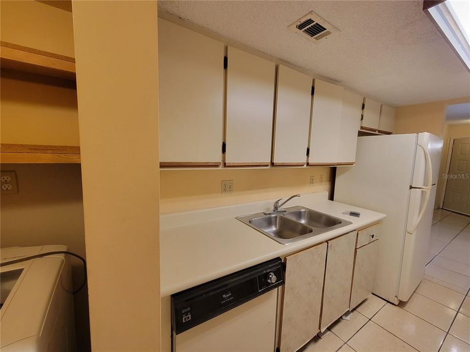 合同活跃: $120,000 (2 贝兹, 2 浴室, 1051 平方英尺)