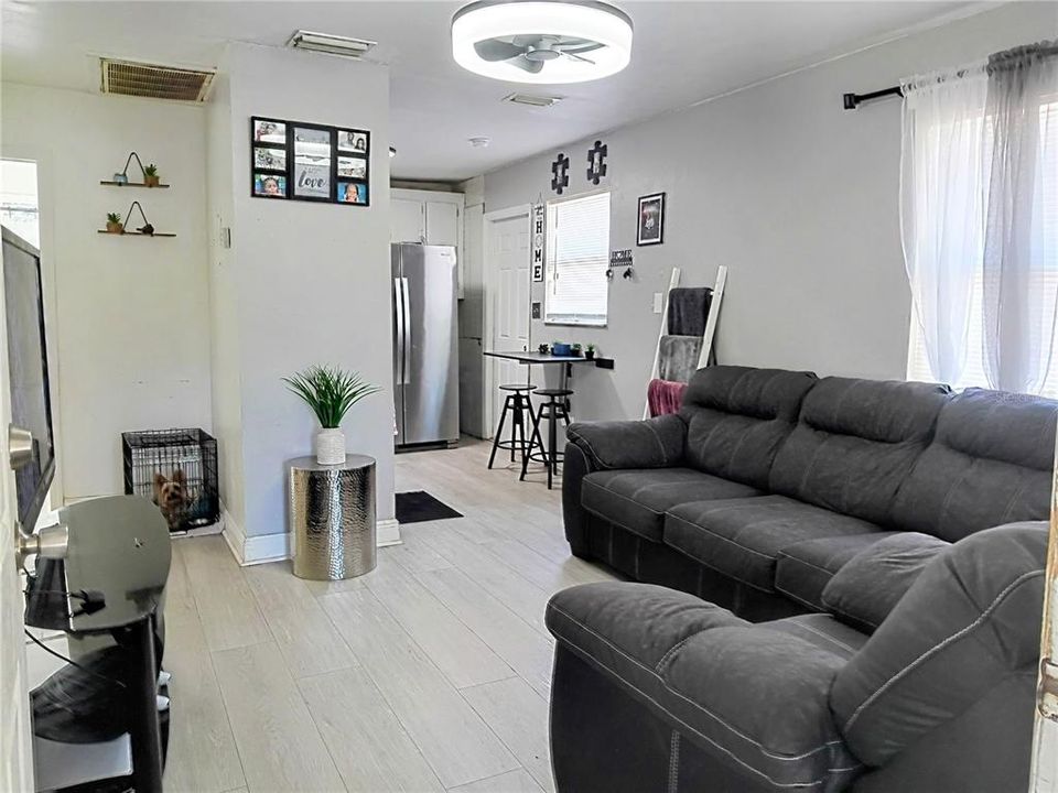 Под контрактом: $200,000 (2 спален, 1 ванн, 576 Квадратных фут)