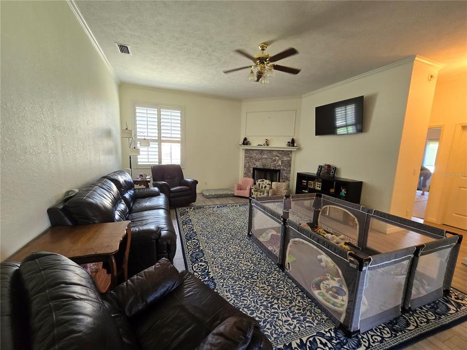 For Sale: $399,999 (3 beds, 2 baths, 2336 Square Feet)