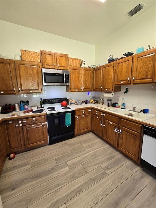 For Sale: $399,999 (3 beds, 2 baths, 2336 Square Feet)