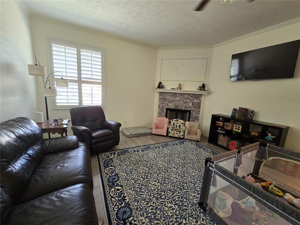 For Sale: $399,999 (3 beds, 2 baths, 2336 Square Feet)