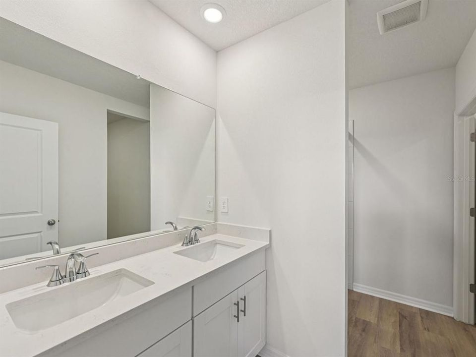 Под контрактом: $299,000 (3 спален, 2 ванн, 1483 Квадратных фут)